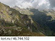 Вид на долину ( Барс) Bars  с вершины водопада Каската-делле-Писсе (Cascata delle Pisse ), область Аланья-Вальсезия, Италия (2018 год). Стоковое фото, фотограф Дымов Игорь / Фотобанк Лори