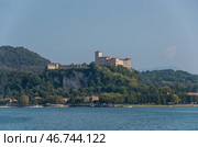Замок Рокка-ди-Анжера (Rocca di Angera), вид с озера Маджоре, Италия (2018 год). Стоковое фото, фотограф Дымов Игорь / Фотобанк Лори
