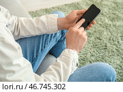 Молодой человек с мобильным телефоном пишет сообщение дома, крупным планом. Стоковое фото, фотограф Pixel_shot / Фотобанк Лори