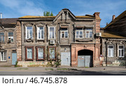 Старые деревянные дома на улице Калинина, Астрахань (2023 год). Редакционное фото, фотограф Инна Грязнова / Фотобанк Лори