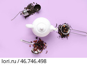 Композиция с чайником и сушеным чаем на цветном фоне. Стоковое фото, фотограф Pixel_shot / Фотобанк Лори