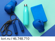 Бутылка воды, боксерские перчатки, скакалка и йога-блок на цветном фоне. Стоковое фото, фотограф Pixel_shot / Фотобанк Лори