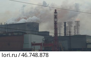 Emissions from chimneys, flames and toxic fumes. Стоковое видео, видеограф Михаил Коханчиков / Фотобанк Лори
