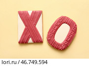 Сладкие печенья в форме символа XO на желтом фоне. Празднование Дня святого Валентина. Стоковое фото, фотограф Pixel_shot / Фотобанк Лори