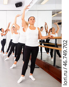 Group of women training ballet moves. Стоковое фото, фотограф Яков Филимонов / Фотобанк Лори