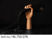 Деревянная рука с ремнем на темном фоне. Концепция домашнего насилия. Стоковое фото, фотограф Pixel_shot / Фотобанк Лори