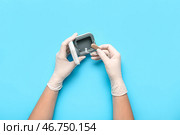 Врач с слуховым аппаратом на голубом фоне. Стоковое фото, фотограф Pixel_shot / Фотобанк Лори