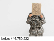 Женщина-солдат, закрывающая лицо знаком GRL PWR на белом фоне. Концепция феминизма. Стоковое фото, фотограф Pixel_shot / Фотобанк Лори