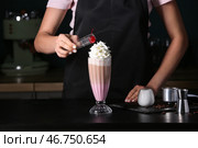 Бариста делает вкусный латте с взбитыми сливками в кафе. Стоковое фото, фотограф Pixel_shot / Фотобанк Лори