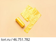 Свернутые и развернутые мешки для мусора на бежевом фоне. Стоковое фото, фотограф Pixel_shot / Фотобанк Лори