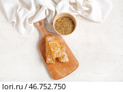 Деревянная доска с свежими медовыми сотами и пчелиным пыльцой на светлом фоне. Стоковое фото, фотограф Pixel_shot / Фотобанк Лори