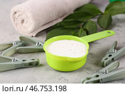 Моющий порошок, бельевые прищепки и свернутое полотенце на грунтовом сером фоне. Стоковое фото, фотограф Pixel_shot / Фотобанк Лори