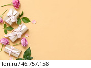 Элегантные обернутые подарочные коробки с розами на желтом фоне. Стоковое фото, фотограф Pixel_shot / Фотобанк Лори