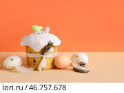 Композиция с вкусным пасхальным куличом и раскрашенными яйцами на цветном фоне. Стоковое фото, фотограф Pixel_shot / Фотобанк Лори