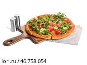 Деревянная дощечка с вкусной пиццей с томатами и рукколой на белом фоне. Стоковое фото, фотограф Pixel_shot / Фотобанк Лори