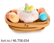 Корзина с пасхальным куличом и крашеными яйцами на белом фоне. Стоковое фото, фотограф Pixel_shot / Фотобанк Лори