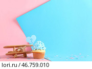 Вкусный кекс с вопросительным знаком и деревянным самолетом на цветном фоне. Концепция вечеринки для раскрытия пола ребенка. Стоковое фото, фотограф Pixel_shot / Фотобанк Лори