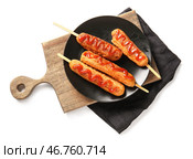 Тарелка вкусных корн-догов с кетчупом на белом фоне. Стоковое фото, фотограф Pixel_shot / Фотобанк Лори