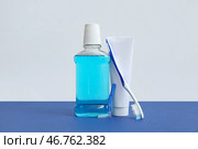 Промывание рта с зубной щеткой и зубной пастой на цветном фоне. Стоковое фото, фотограф Pixel_shot / Фотобанк Лори