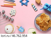 Рамка, сделанная из различных символов Хануки на розовом фоне. Стоковое фото, фотограф Pixel_shot / Фотобанк Лори