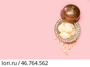 Чашка с вкусным турецким писманием и фисташками на розовом фоне. Стоковое фото, фотограф Pixel_shot / Фотобанк Лори
