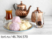 Тарелка с вкусным турецким писманией на столе. Стоковое фото, фотограф Pixel_shot / Фотобанк Лори