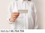 Женщина с гормональными таблетками на белом фоне, крупным планом. Стоковое фото, фотограф Pixel_shot / Фотобанк Лори