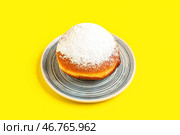 Вкусные суфганиот для празднования Хануки на желтом фоне, крупным планом. Стоковое фото, фотограф Pixel_shot / Фотобанк Лори