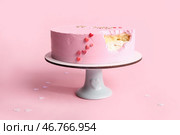 Стоять с укушенным бенто-тортом на розовом фоне. Празднование дня святого Валентина. Стоковое фото, фотограф Pixel_shot / Фотобанк Лори