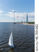 A yacht under sail with the Lakhta Center skyscraper in the background (2024 год). Редакционное фото, фотограф Василий Хомчин / Фотобанк Лори