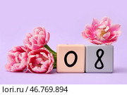 Кубический календарь с датой 08 и красивыми тюльпанами на лиловом фоне. Международный женский день. Стоковое фото, фотограф Pixel_shot / Фотобанк Лори