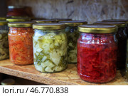 Стеклянные банки с консервированными продуктами на полке в кладовке. Стоковое фото, фотограф Наталья Шатохина/NEWS.ru / ТАСС / Фотобанк Лори