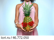 Красивая афро-американская женщина с ананасом и солнцезащитные очки на цветном фоне. Стоковое фото, фотограф Pixel_shot / Фотобанк Лори