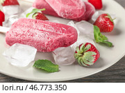 Вкусное клубничное эскимо с ягодами на тарелке, крупным планом. Стоковое фото, фотограф Pixel_shot / Фотобанк Лори