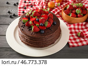 Вкусный шоколадный торт с клубникой и черникой на деревянном столе. Стоковое фото, фотограф Pixel_shot / Фотобанк Лори