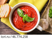 Супница со вкусным томатным соусом на столе, вид сверху. Стоковое фото, фотограф Pixel_shot / Фотобанк Лори