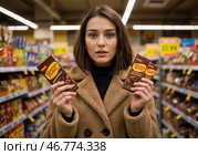 Молодая женщина удивлена шринфлякцией товаров в магазине за покупками. Шринфлякция. Стоковое AI-изображение, AI-художник Сергей Никифоров-Гордеев / Фотобанк Лори