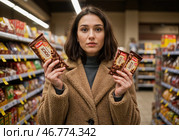 Шокированная девушка в магазине держит в руках товары с разной упаковкой и ценой, выявляя шринфлякцию и обман. Стоковое AI-изображение, AI-художник Сергей Никифоров-Гордеев / Фотобанк Лори