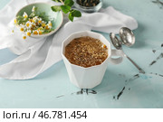 Чашка вкусного ромашкового чая на светлом столе. Стоковое фото, фотограф Pixel_shot / Фотобанк Лори