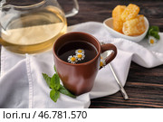 Чашка вкусного ромашкового чая на деревянном столе. Стоковое фото, фотограф Pixel_shot / Фотобанк Лори