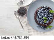Вкусный черничный шоколадный торт на белом столе. Стоковое фото, фотограф Pixel_shot / Фотобанк Лори
