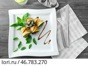 Вкусные рулетики из цуккини с соусом на тарелке. Стоковое фото, фотограф Pixel_shot / Фотобанк Лори