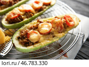 Охладительная стойка с мясом фаршированные цуккини лодки на столе, крупным планом. Стоковое фото, фотограф Pixel_shot / Фотобанк Лори