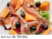 Вкусный салат с дыней и прошутто на тарелке, крупным планом. Стоковое фото, фотограф Pixel_shot / Фотобанк Лори