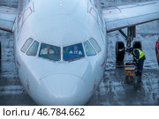 Подготовка пассажирского самолета авиакомпании Россия (2024 год). Редакционное фото, фотограф Sergey Rusanov / Фотобанк Лори