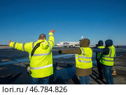 Авиационные фотографы споттеры провожают самолет на взлет (2024 год). Редакционное фото, фотограф Sergey Rusanov / Фотобанк Лори