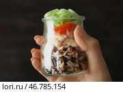 Женщина держит кувшин масон с вкусным овощем и куриным салатом на темном фоне, крупным планом. Стоковое фото, фотограф Pixel_shot / Фотобанк Лори