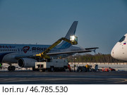 Обработка самолета против обледенения (2024 год). Редакционное фото, фотограф Sergey Rusanov / Фотобанк Лори