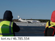 Авиационные фотографы споттеры провожают самолет на взлет (2024 год). Редакционное фото, фотограф Sergey Rusanov / Фотобанк Лори