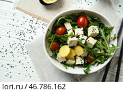 Вкусный салат с сыром тофу в миске на белом столе. Стоковое фото, фотограф Pixel_shot / Фотобанк Лори